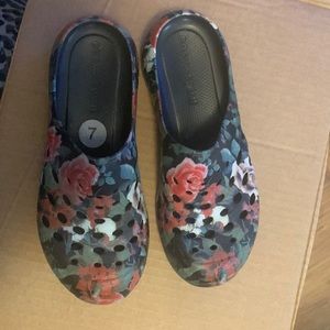 EasySpirit Travel EVA Clog. Slip on.  Floral Garden Rose Comfort Shoe Size 7